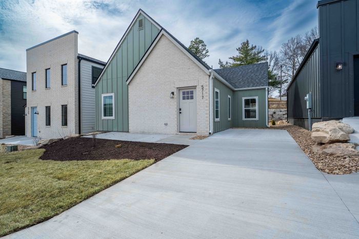 Owen-Silos-Subdivision-Luxury-Homes-South-Springfield-Missouri-Two-Bedroom-Sable-Unit-5717-Front-Porch-And-Driveway