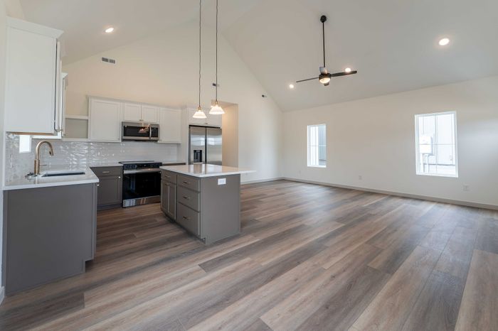Owen-Silos-Subdivision-Luxury-Homes-South-Springfield-Missouri-Two-Bedroom-Sable-Unit-5717-Kitchen-And-Living-Room-View-From-Front-Door
