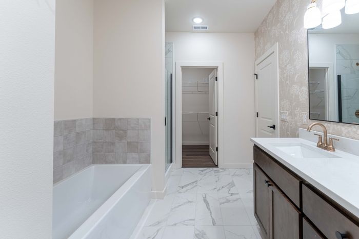 Owen-Silos-Subdivision-Luxury-Homes-South-Springfield-Missouri-Three-Bedroom-Glasford-Unit-5758-Primary-Bathroom-And-Closet-Door