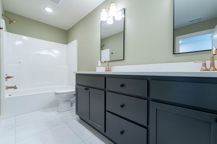 Owen-Silos-Subdivision-Luxury-Homes-South-Springfield-Missouri-Three-Bedroom-Glasford-Unit-5758-Secondary-Bathroom