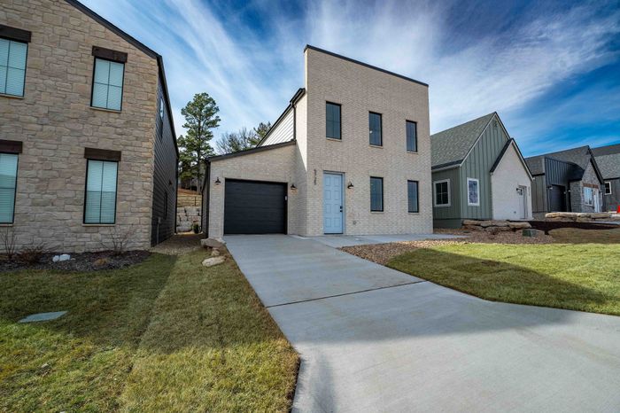 Owen-Silos-Subdivision-Luxury-Homes-South-Springfield-Missouri-Four-Bedroom-Cambridge-Unit-5765-Driveway