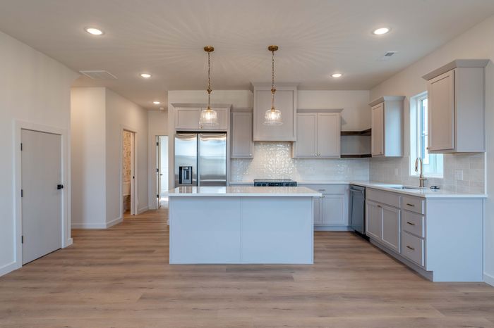 Owen-Silos-Subdivision-Luxury-Homes-South-Springfield-Missouri-Four-Bedroom-Cambridge-Unit-5765-Kitchen