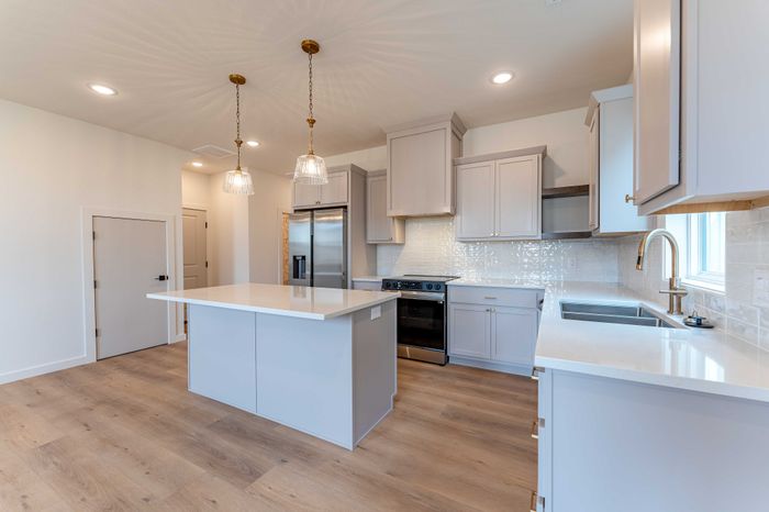 Owen-Silos-Subdivision-Luxury-Homes-South-Springfield-Missouri-Four-Bedroom-Cambridge-Unit-5765-Kitchen-Island