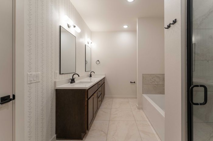 Owen-Silos-Subdivision-Luxury-Homes-South-Springfield-Missouri-Four-Bedroom-Cambridge-Unit-5765-Primary-Bathroom