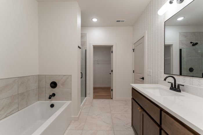 Owen-Silos-Subdivision-Luxury-Homes-South-Springfield-Missouri-Four-Bedroom-Cambridge-Unit-5765-Primary-Bedroom-Closet-Door