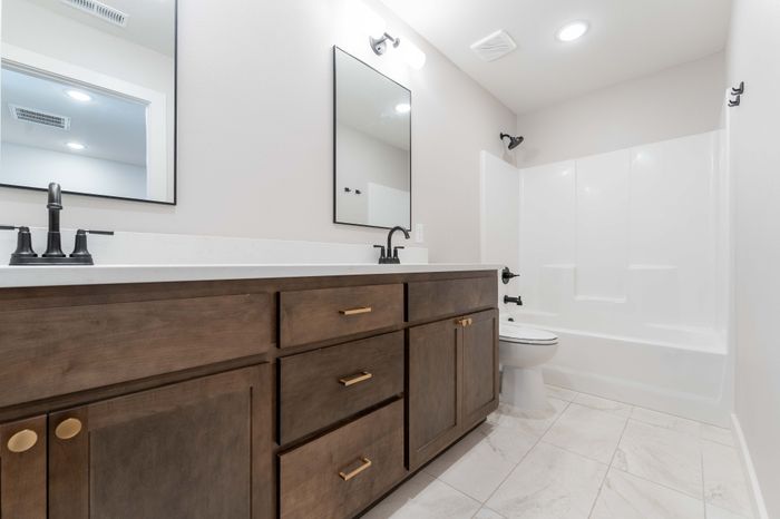 Owen-Silos-Subdivision-Luxury-Homes-South-Springfield-Missouri-Four-Bedroom-Cambridge-Unit-5765-Secondary-Bathroom