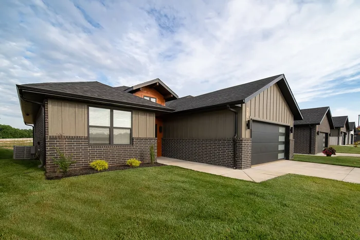 Villas-At-Anthony-Park-55-Plus-Community-South-Springfield-Missouri-Homes-Front-Yard