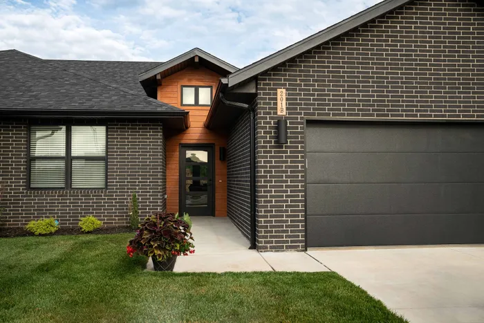 Villas-At-Anthony-Park-55-Plus-Community-South-Springfield-Missouri-Homes-Front-Entrance