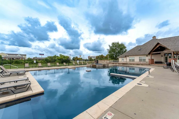 Coryell-Courts-Apartments-North-Springfield-Missouri-Off-I-44-Swimming-Pool