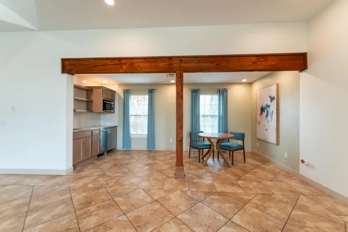 Coryell-Courts-Apartments-North-Springfield-Missouri-Leasing-Office-Community-Kitchenette-Seating