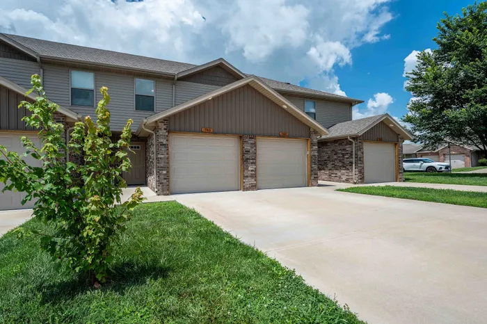 Oakwood-Heights-Townhomes-Republic-Missouri-Phase-2-Two-Bedroom-Driveway