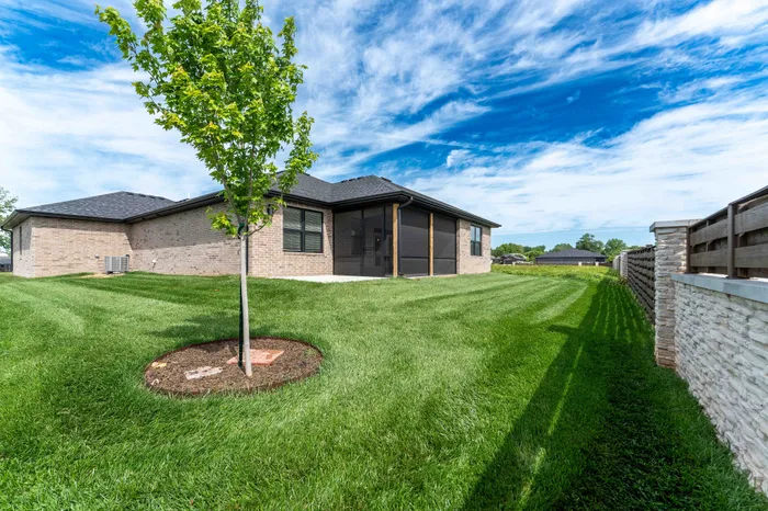 Villas-At-Anthony-Park-55-Plus-South-Springfield-Missouri-Three-Bedroom-Home-Backyard