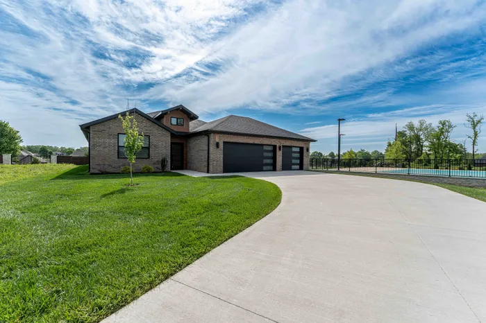 Villas-At-Anthony-Park-55-Plus-South-Springfield-Missouri-Three-Bedroom-Home-Private-Driveway