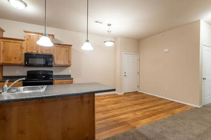 The-Abbey-Apartments-Springfield-Missouri-Three-Bedroom-Deluxe-Kitchen-And-Dining