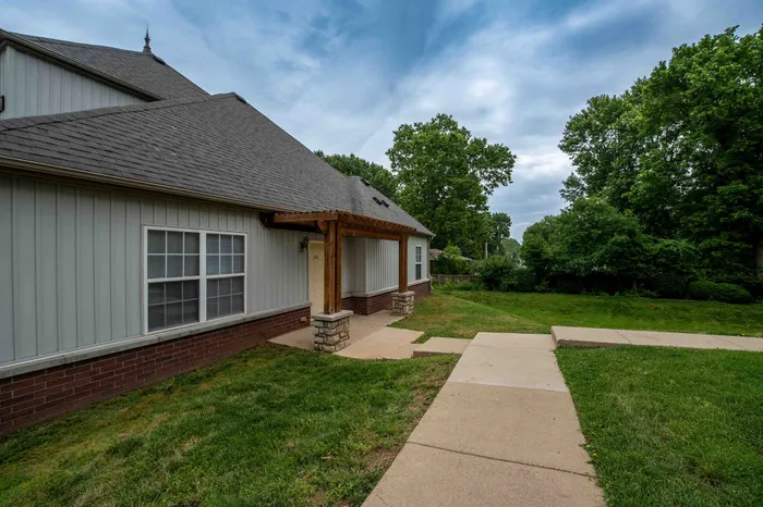 Martin-Riley-Apartment-Homes-Springfield-Missouri-Three-Bedroom-Front-Patio-And-Yard