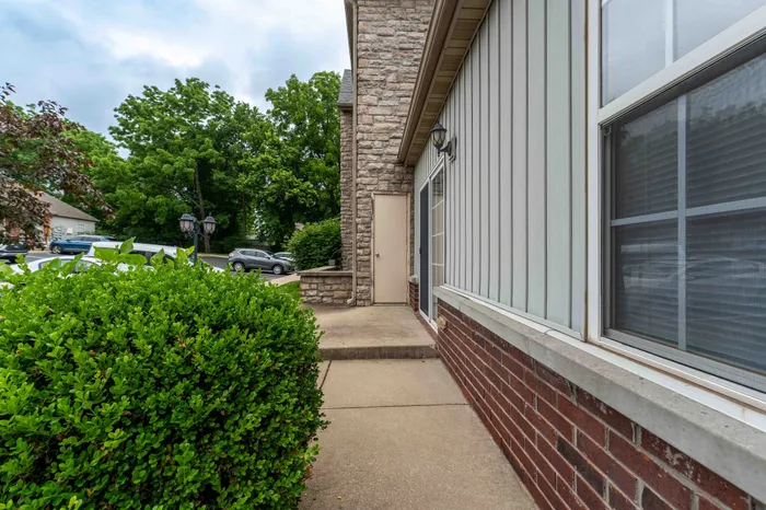 Martin-Riley-Apartment-Homes-Springfield-Missouri-Three-Bedroom-Back-Patio-Sidewalk