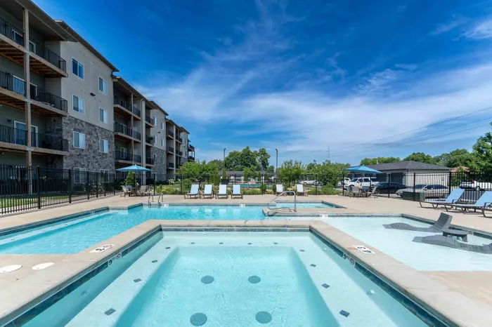 Monarch-Apartments-For-Rent-Springfield-Missouri-Amenities-Hot-Tub