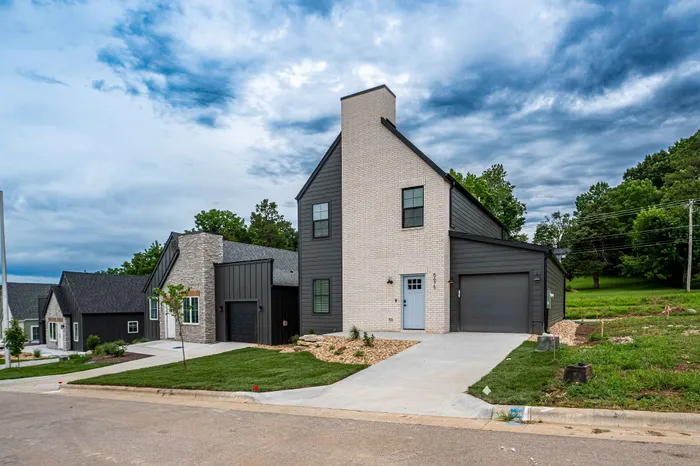 Owen-Silos-Subdivision-Springfield-Missouri-Brooks-Four-Bedroom-Front-Exteriors-And-Driveway