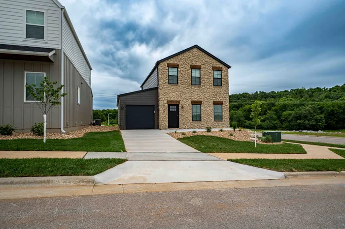 Owen-Silos-Subdivision-Springfield-Missouri-Glasford-Four-Bedroom-Front-Yard-And-Driveway