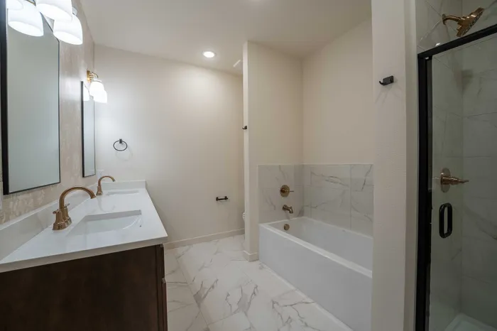 Owen-Silos-Subdivision-Springfield-Missouri-Glasford-Four-Bedroom-Primary-Bathroom