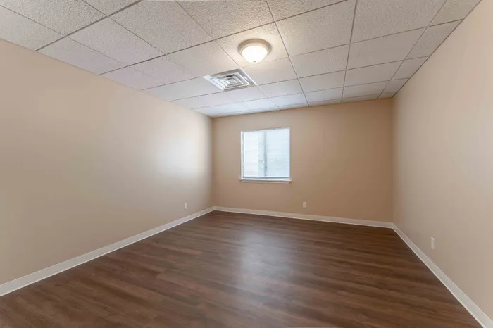Regency-Towers-Apartments-Rountree-Neighborhood-Springfield-MO-Remodeled-1-Bedroom-Primary-Bedroom
