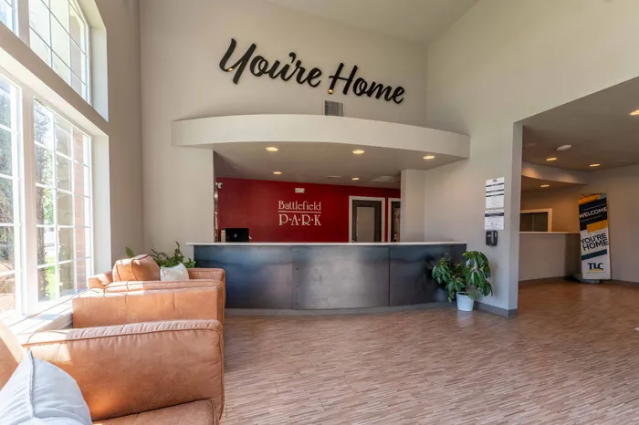 Battlefield-Park-Apartments-Springfield-Missouri-Leasing-Office-Front-Desk