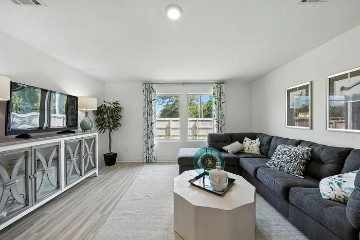 Villas at Oak Bend - Home Rentals Cullen spacious living room - Baton Rouge, LA
