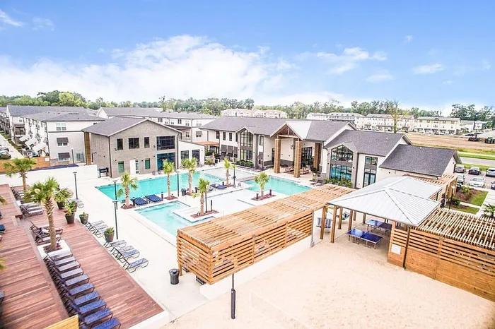 Aerial view of resort-style pool courtyard at Wildwood Baton Rouge student apartments near LSU