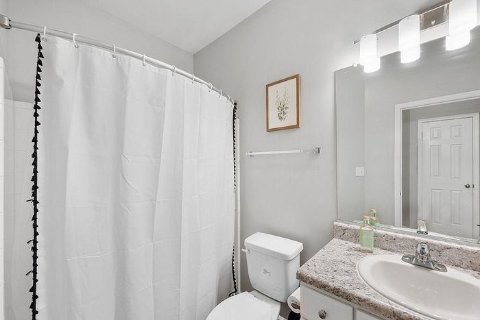 Centerville Manor - Serene Bathroom