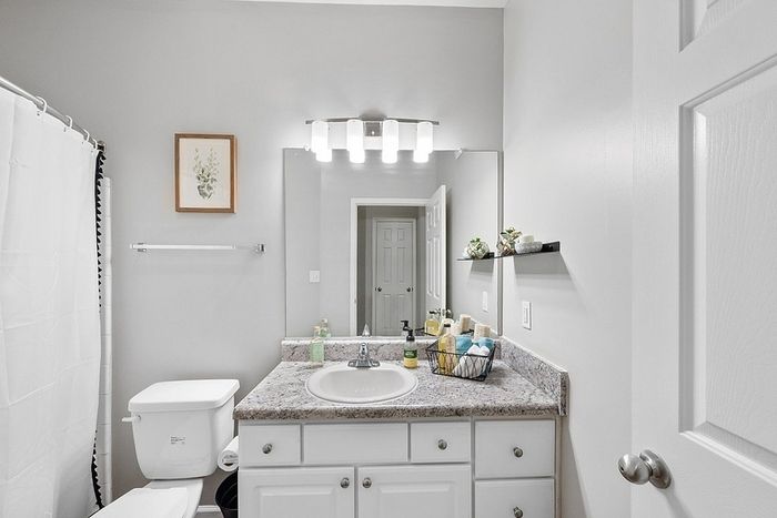 Centerville Manor - Modern Bathroom