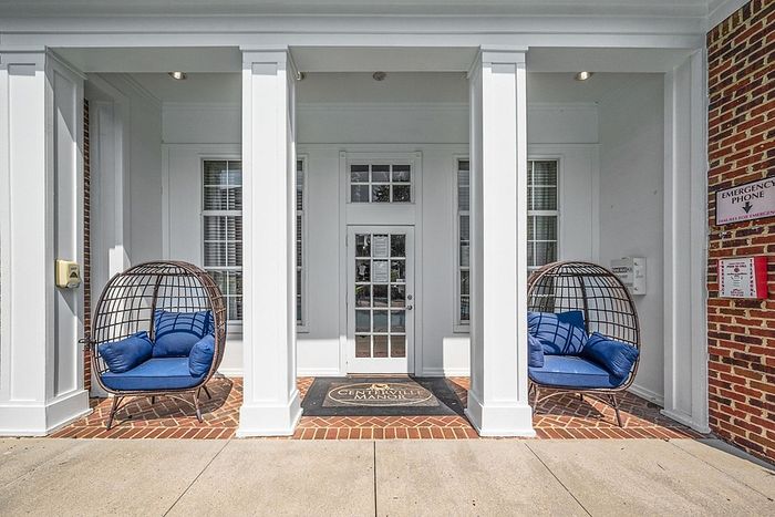 Centerville Manor - Cozy Outdoor Seating