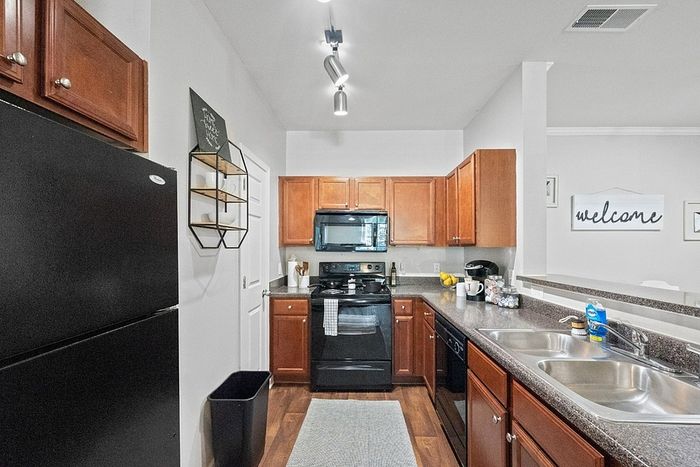 Centerville Manor - Modern Kitchen