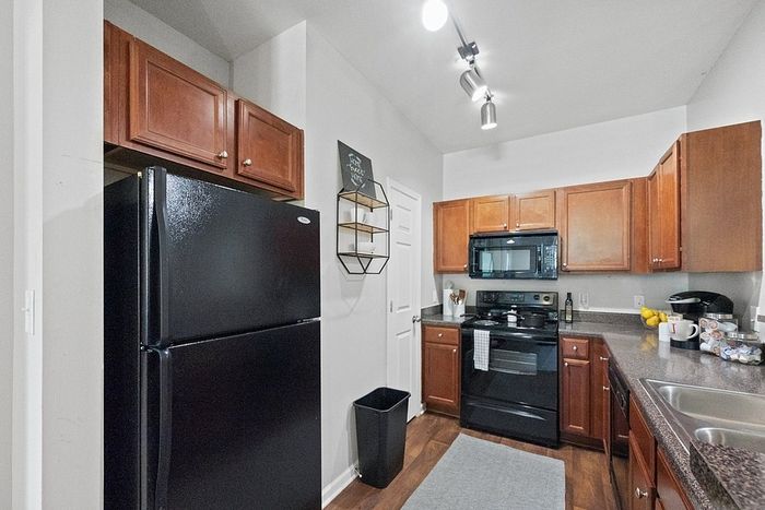 Centerville Manor - Modern Kitchen
