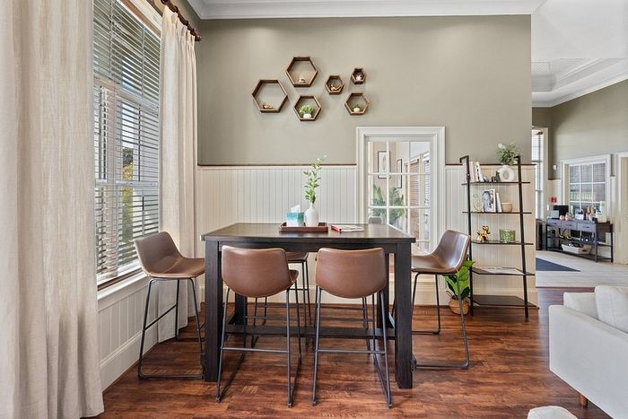 Centerville Manor - Stylish Dining Area