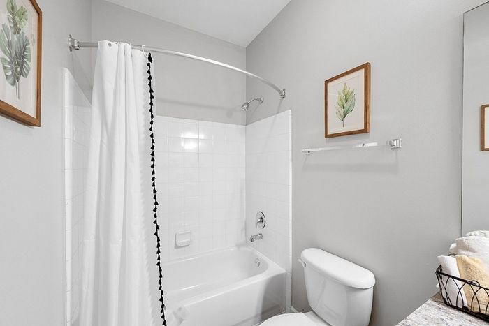 Centerville Manor - Modern Bathroom