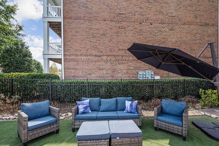 Centerville Manor - Outdoor Seating Area