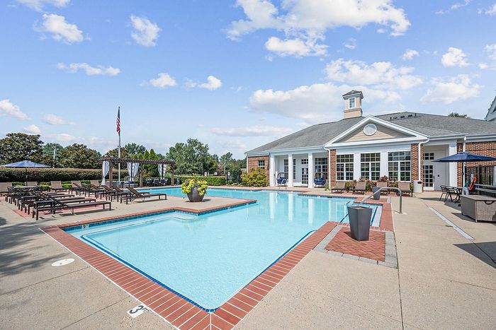 Centerville Manor - Outdoor Pool Area