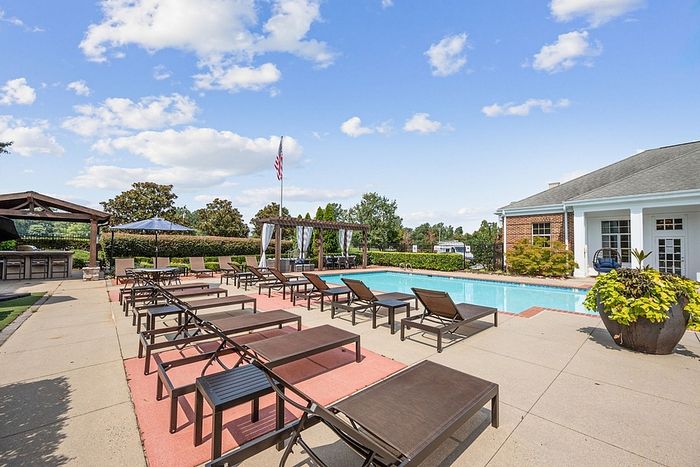Centerville Manor - Outdoor Pool Area