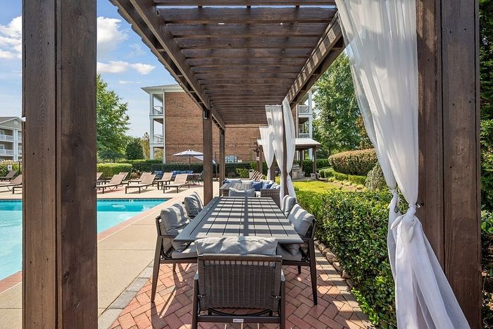 Centerville Manor - Outdoor Poolside Lounge