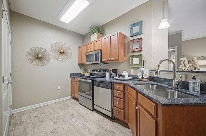 Fenwyck Manor - Modern Kitchen