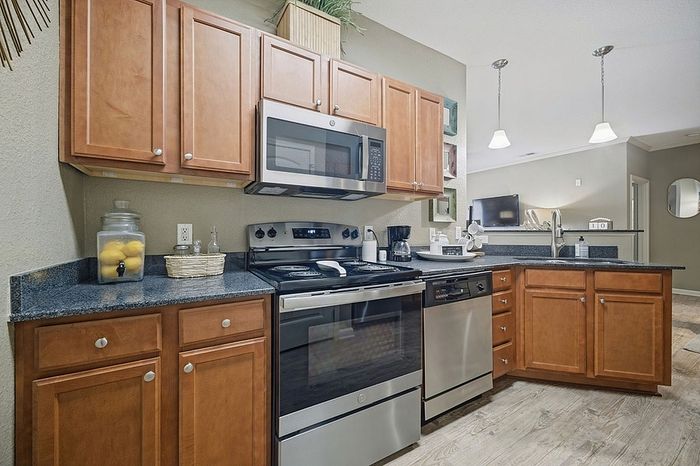 Fenwyck Manor - Modern Kitchen