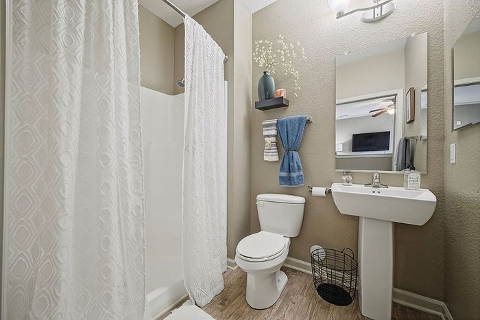 Fenwyck Manor - Modern Bathroom