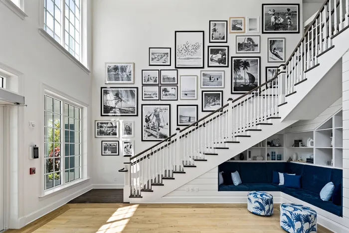 furnished foyer area with picture frames