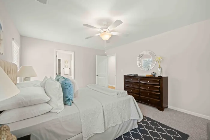 main bedroom with ceiling fan