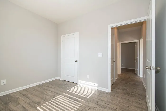 Empty room with vinyl flooring