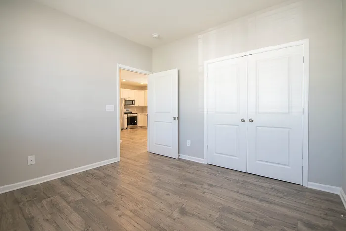 Empty room with vinyl flooring